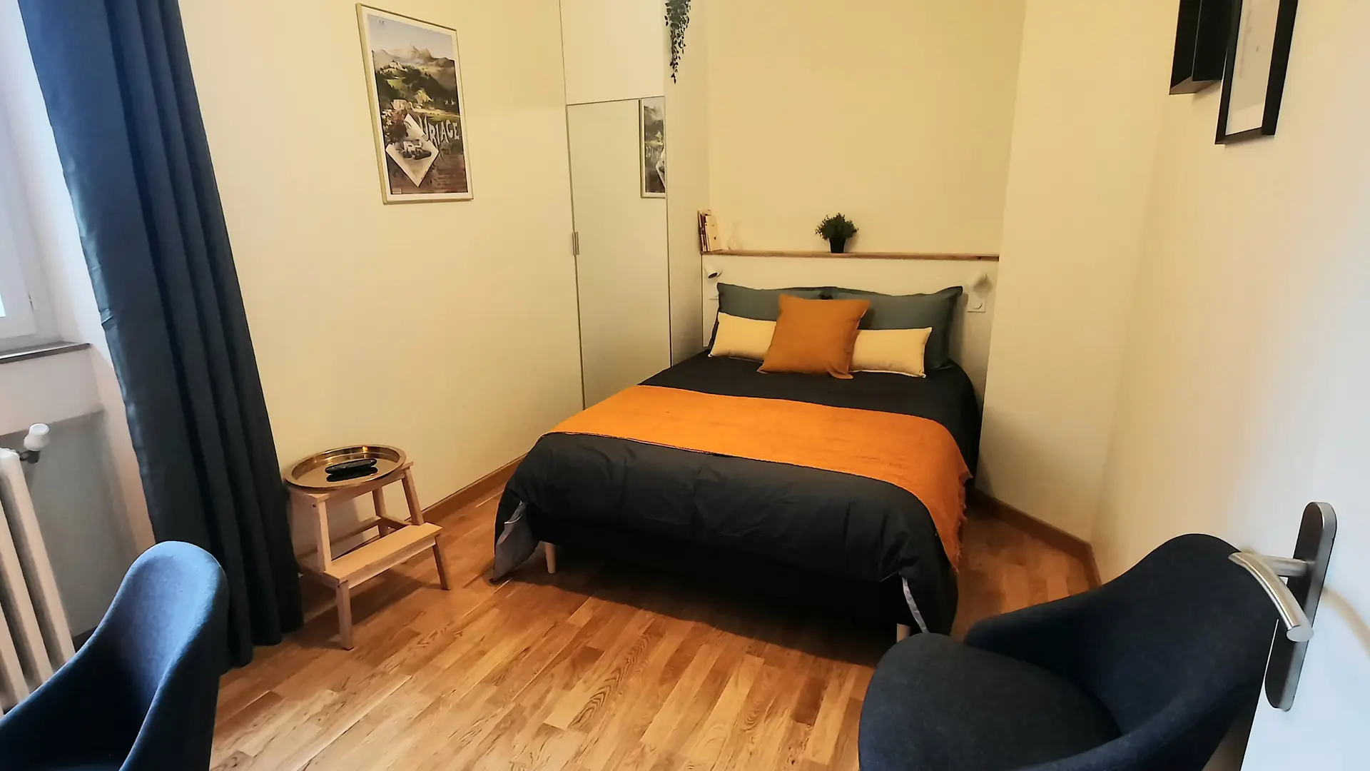 Cette chambre est équipée d'un lit double, de deux fauteuils, d'un bureau et d'un radiateur. Une fenêtre laisse entrer la lumière naturelle.