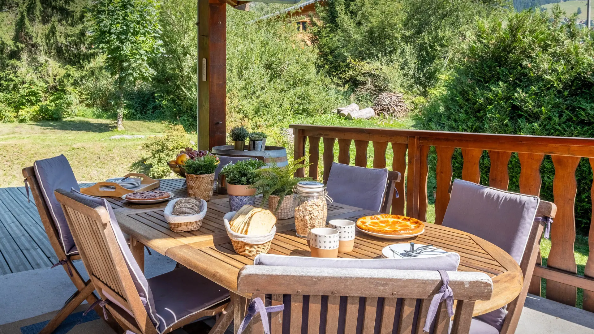 Espace repas sur la terrasse ombragée