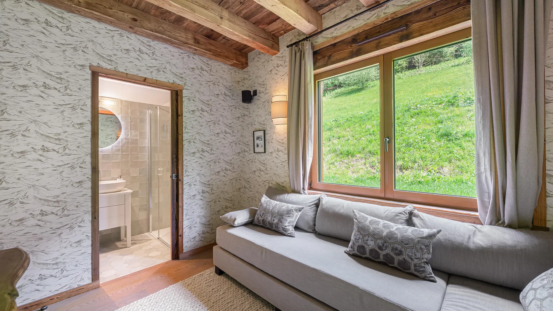 Chambre avec canapé convertible, salle de bains privée, grande fenêtre