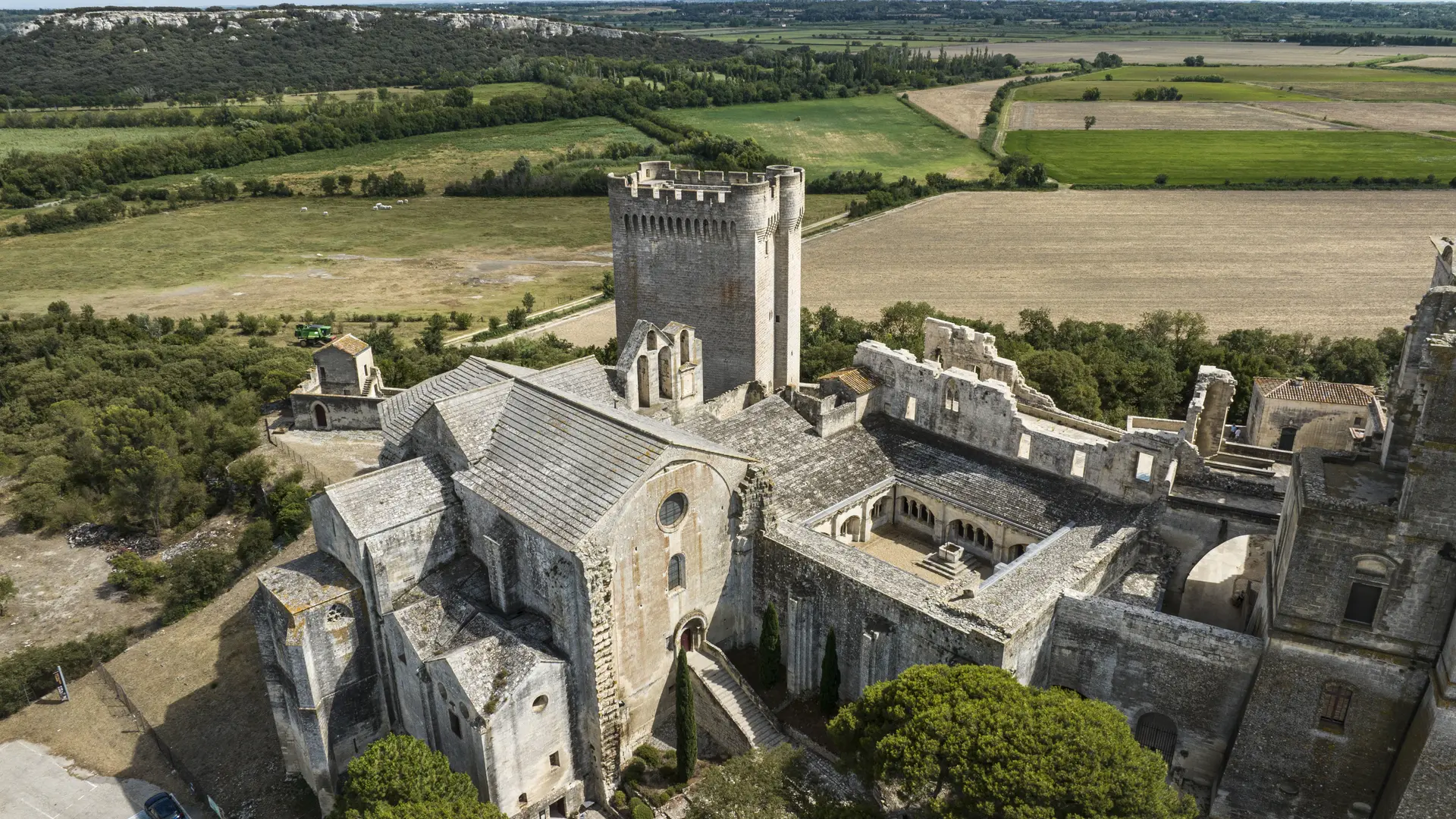 L'abbaye de Montmajour vue du ciel