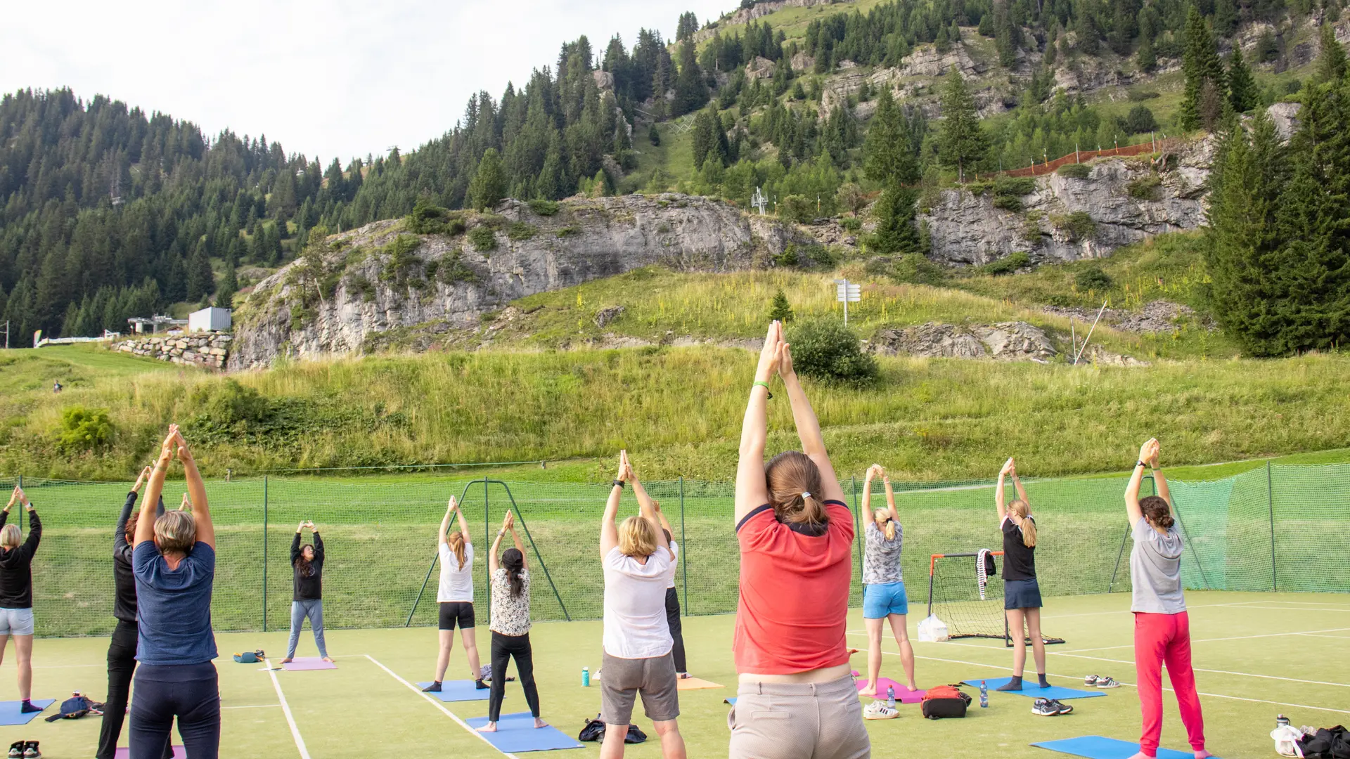 Une partie du groupe faisant une pose de yoga