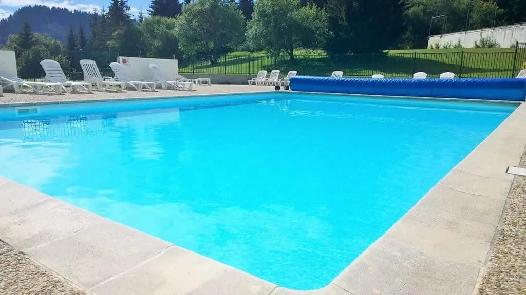 Piscine de la résidence en été