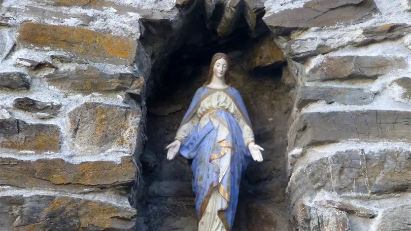 située sur l'ancienne porte du village fortifié