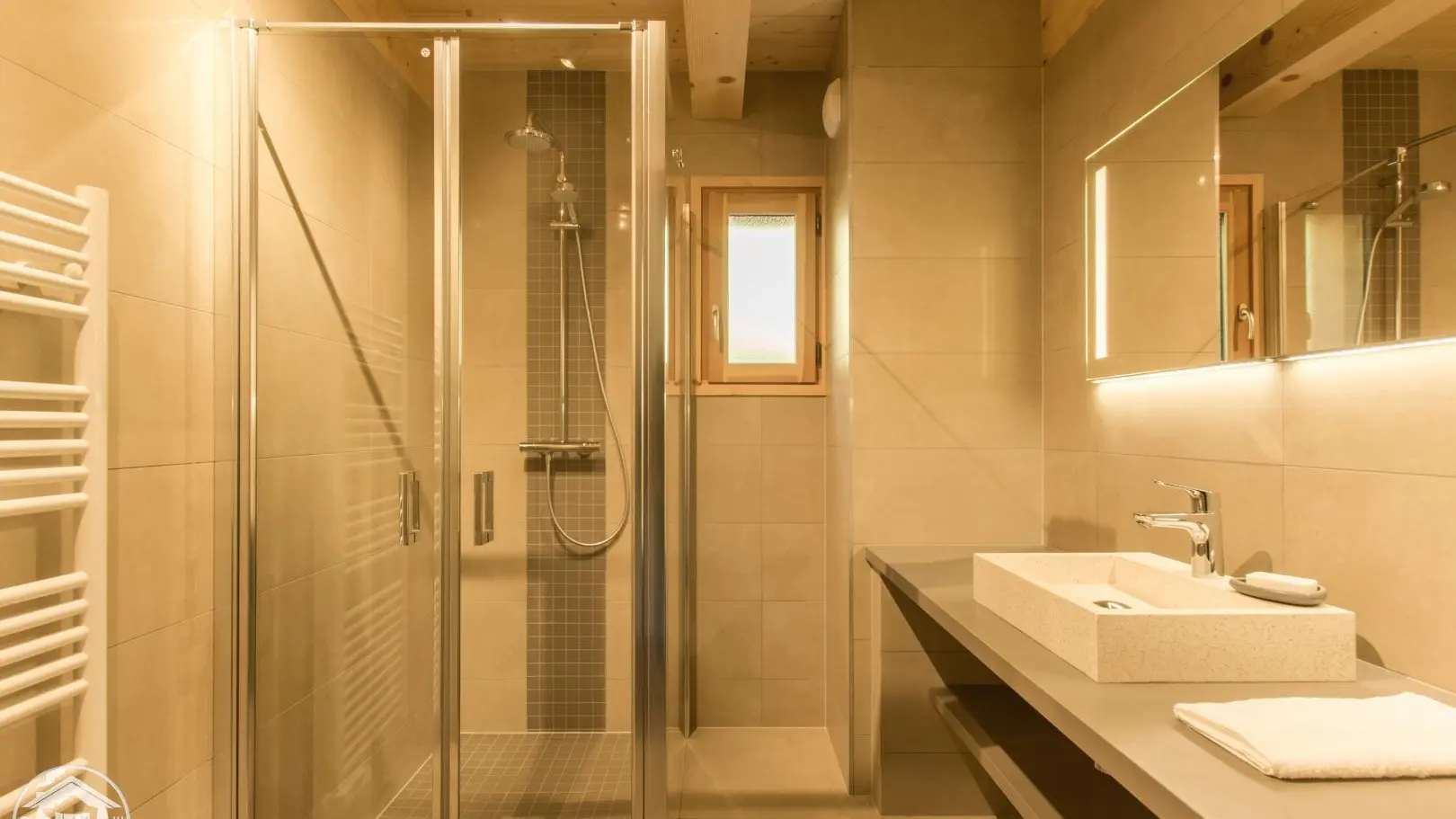 Salle d'eau à côté de la chambre 1