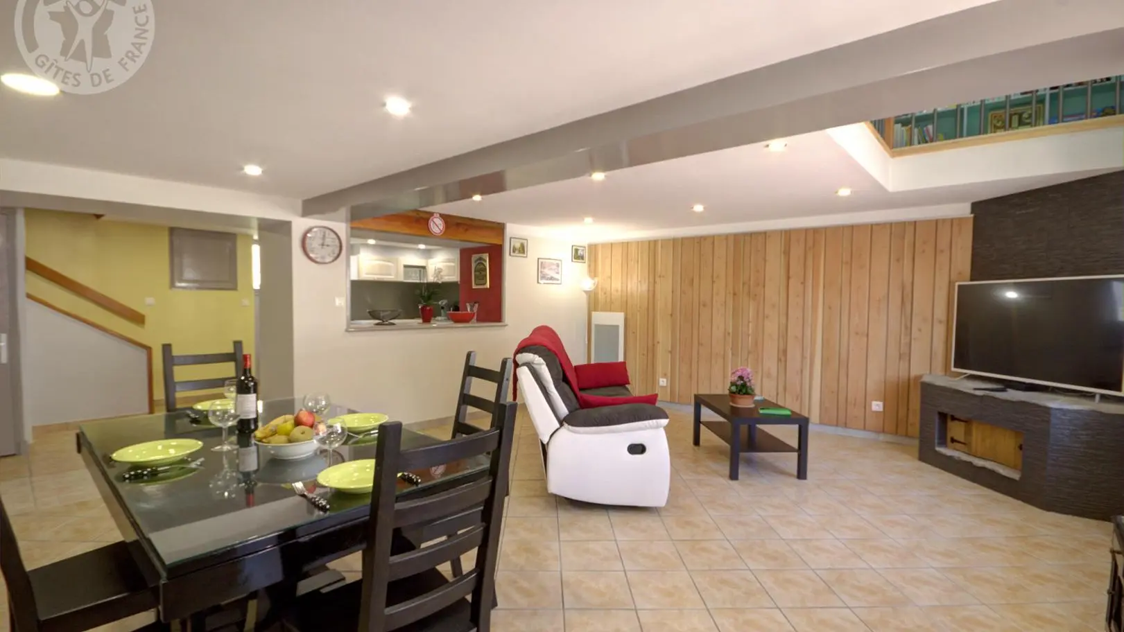 Pièce à vivre avec cuisine ouverte sur le salon/salle à manger.