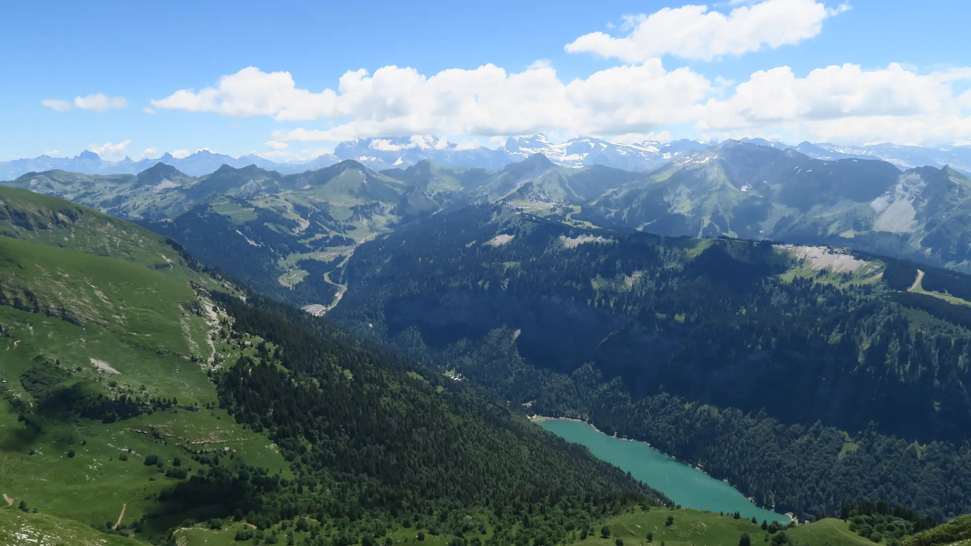 Le lac de Montriond et les Monts du Chablais
