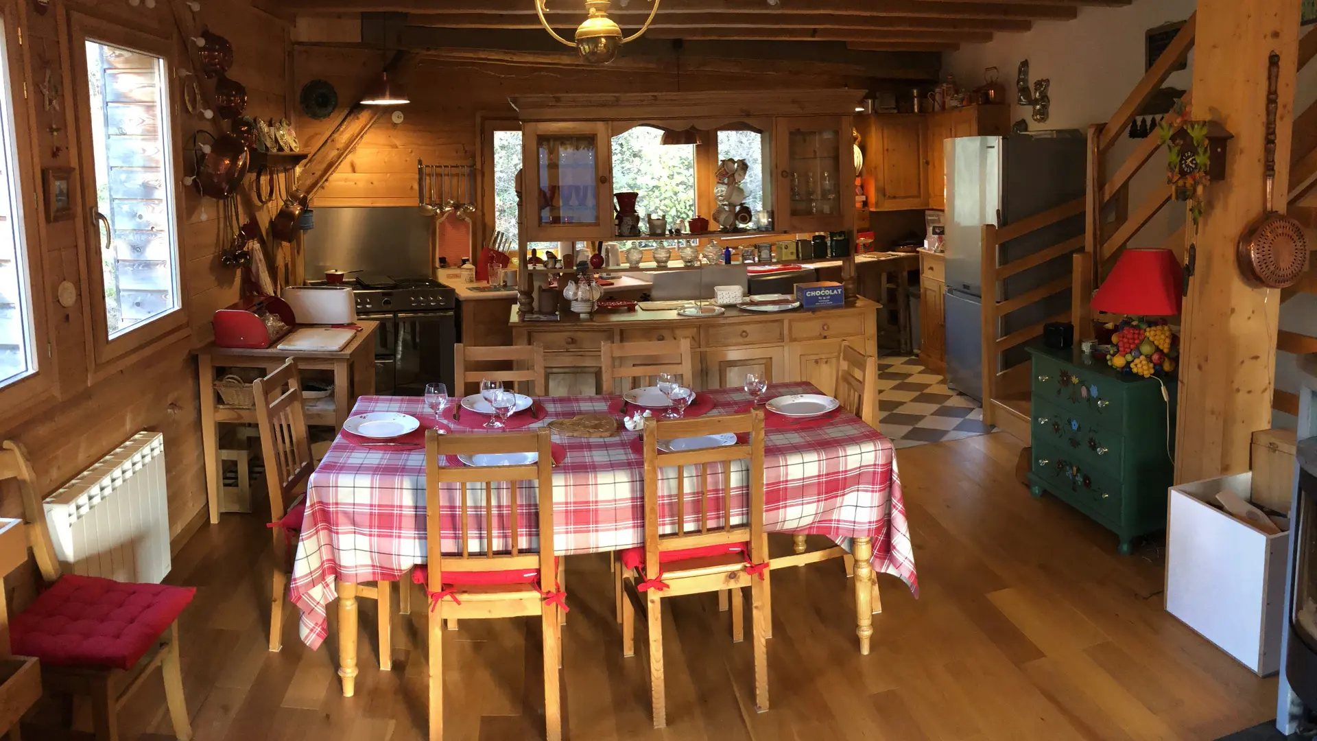 Coin repas avec table pour 6 personnes
