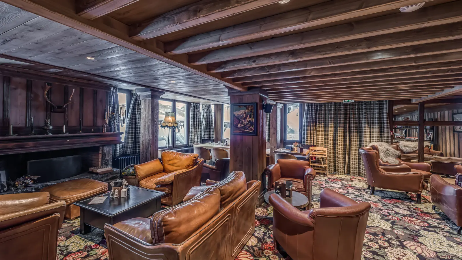 Salle de restaurant avec fauteuils confortable_Le Val d'Isère Café