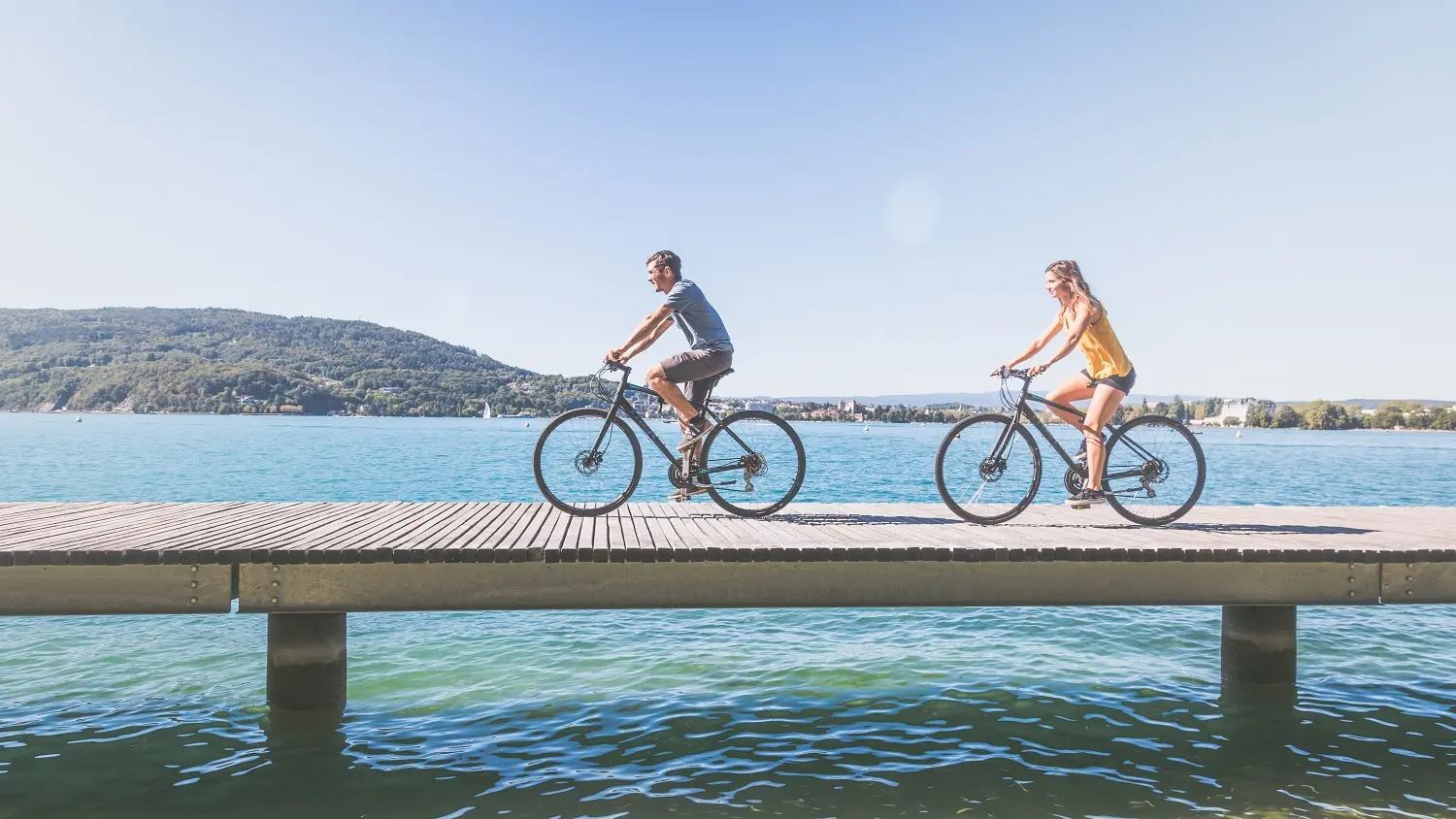 deux cyclistes au bord du lac