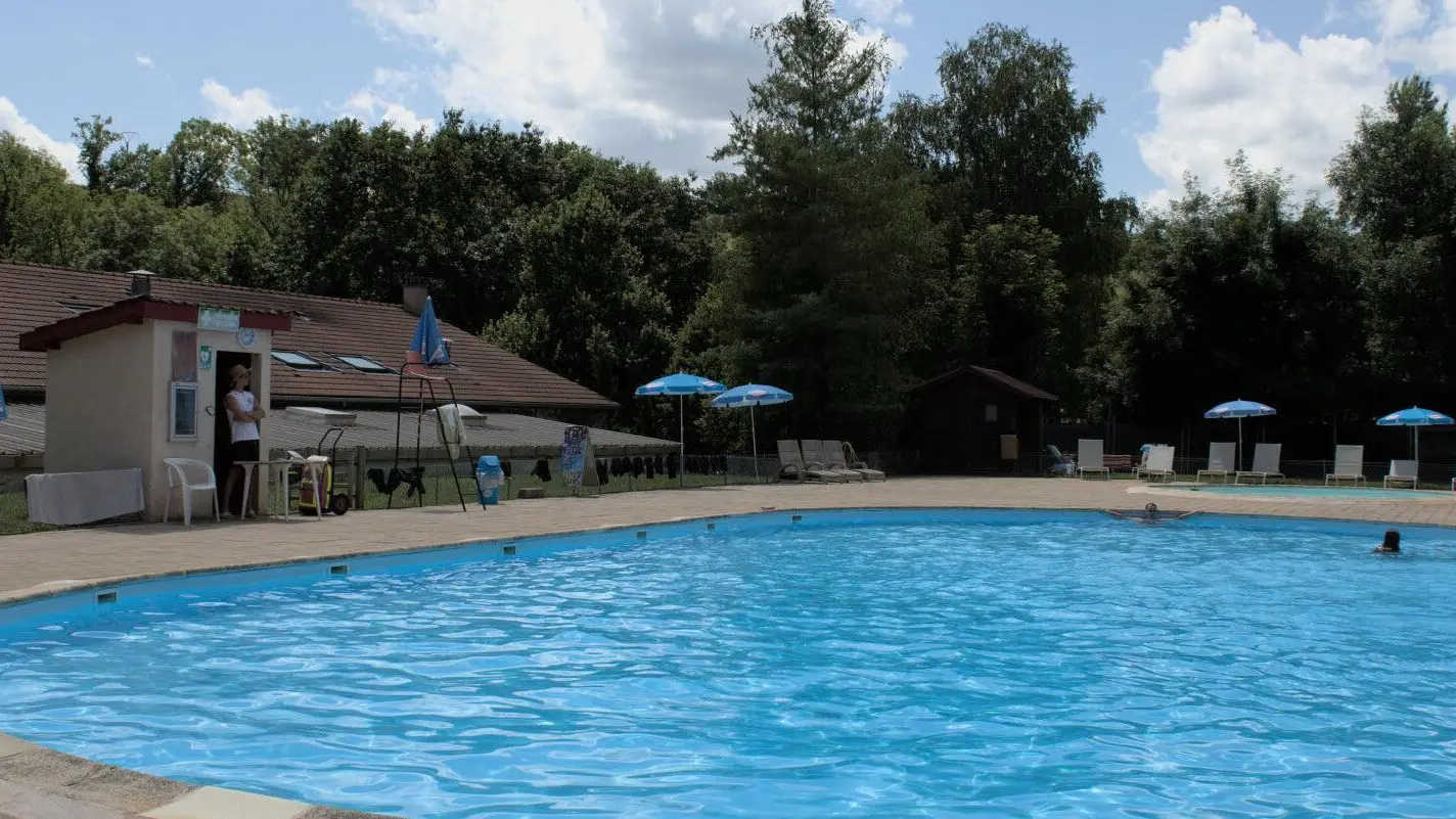 Piscine de Saint-Symphorien-de-Lay situé à 3 kms du gîte