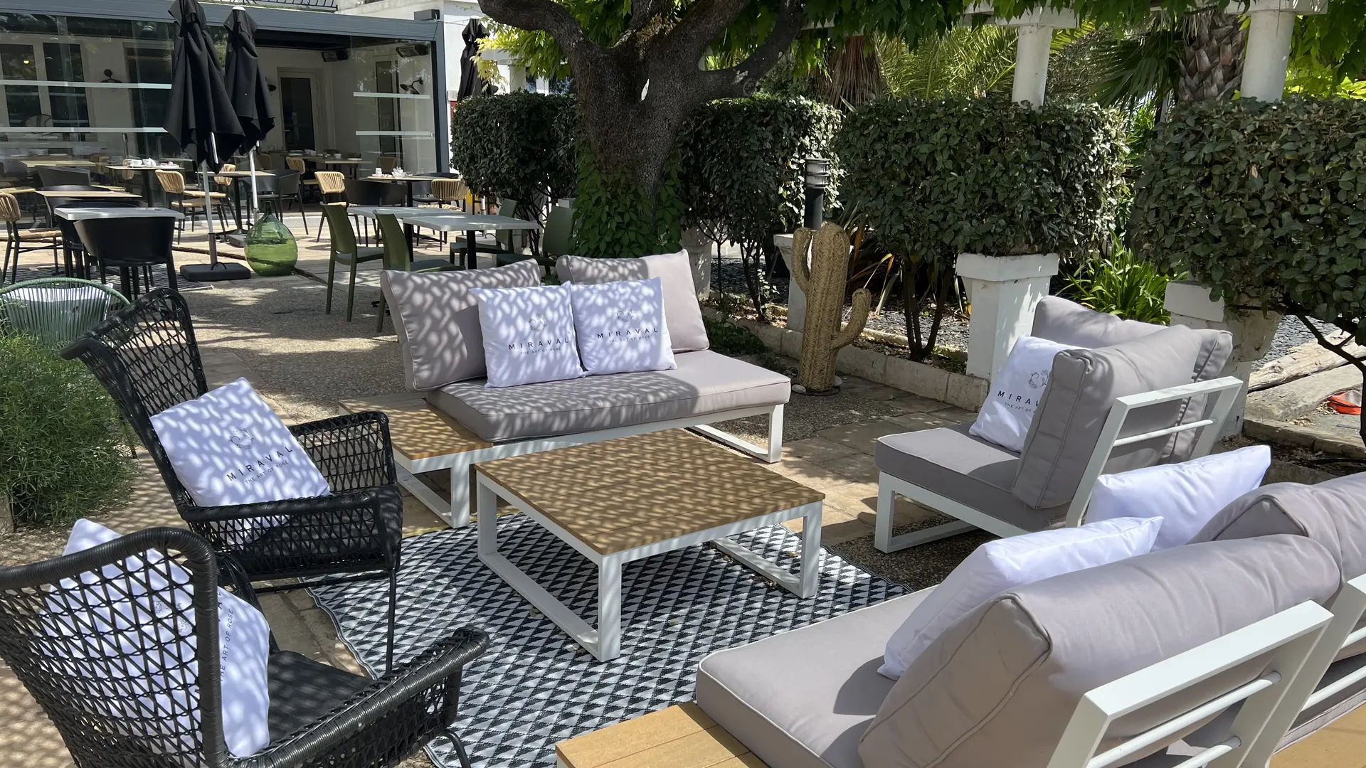 Terrasse extérieure avec salon de jardin
