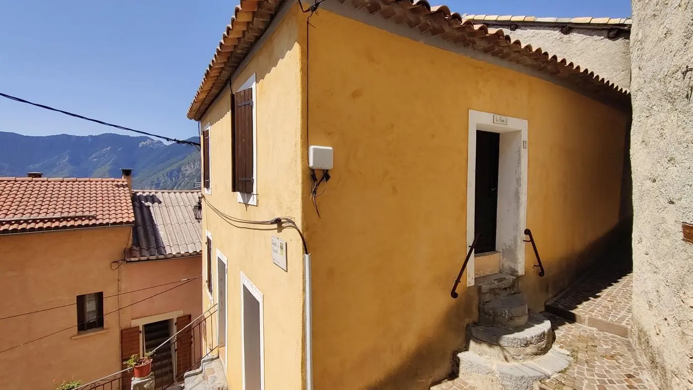 Entrée du gîte. Au coeur du village, a côté de la Mairie. Parking situé à 100 mètres. Attention pour les personnes avec des difficultés pour se déplacer, les marches sont hautes. Le Four 2 d'llonse - Gîtes de France Alpes-Maritimes