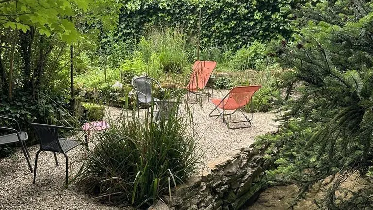 Espace détente, lecture près de la rivière
