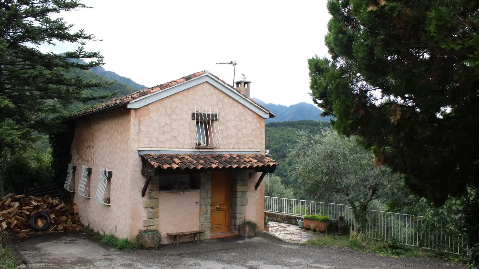 Gîte Le Belvédère-Parking-Belvédère-Gîtes de France des Alpes-Maritimes