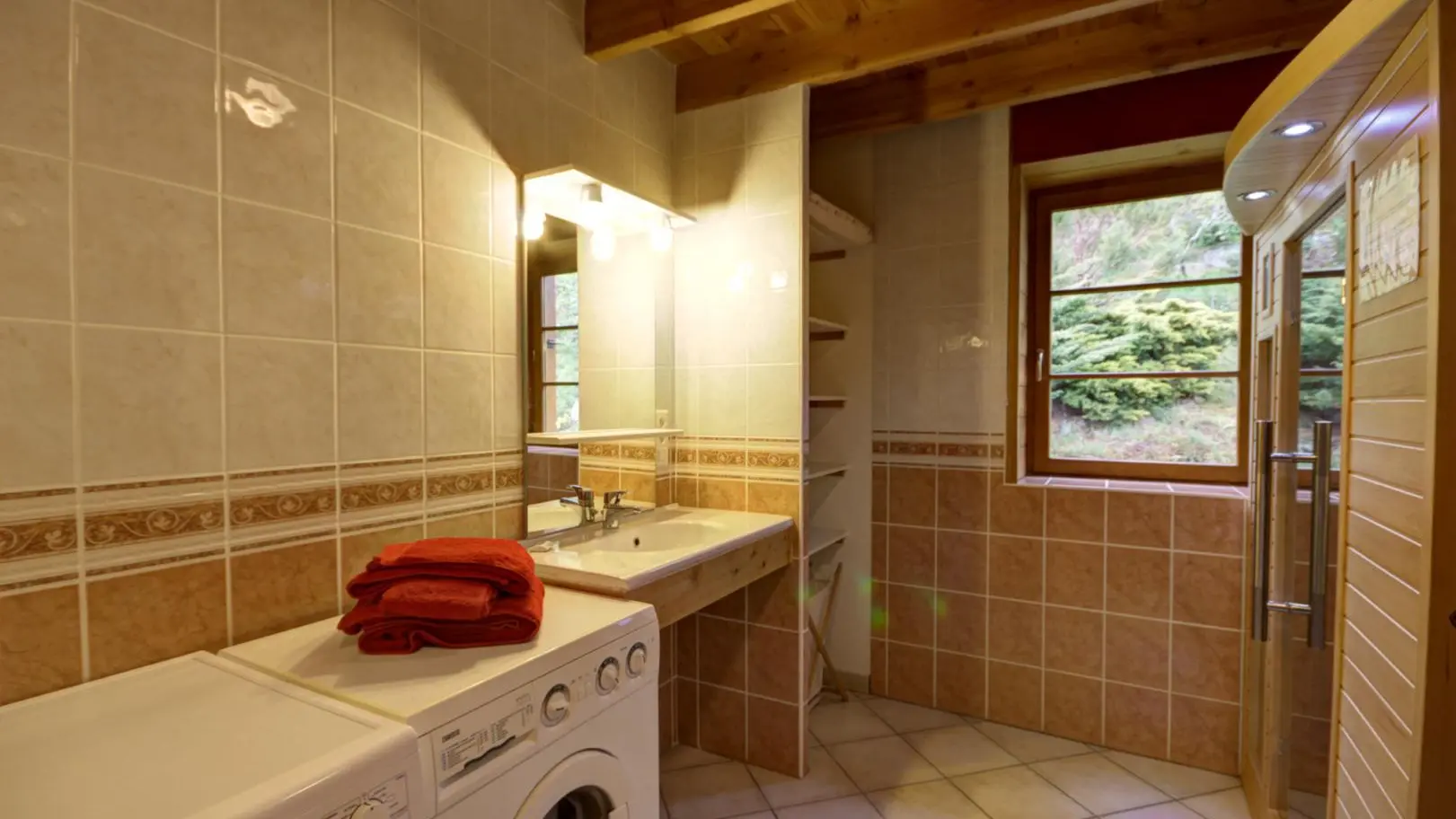 Salle de bain au rez-de-chaussée avec machine à laver et sèche-linge.