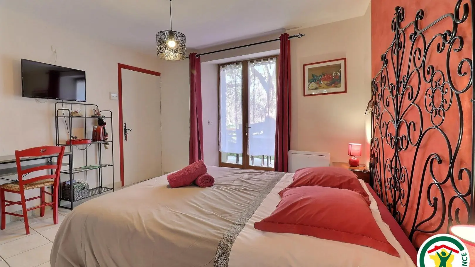 Chambre Cerise, un lit double (1x160x200), TV, salle d'eau ouverte