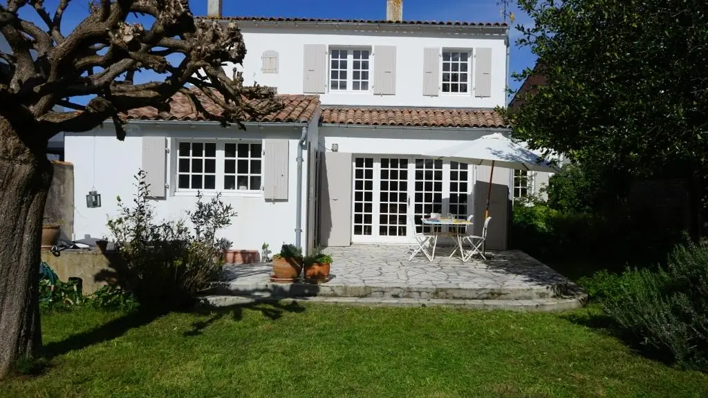 Vista de la casa desde el jardín