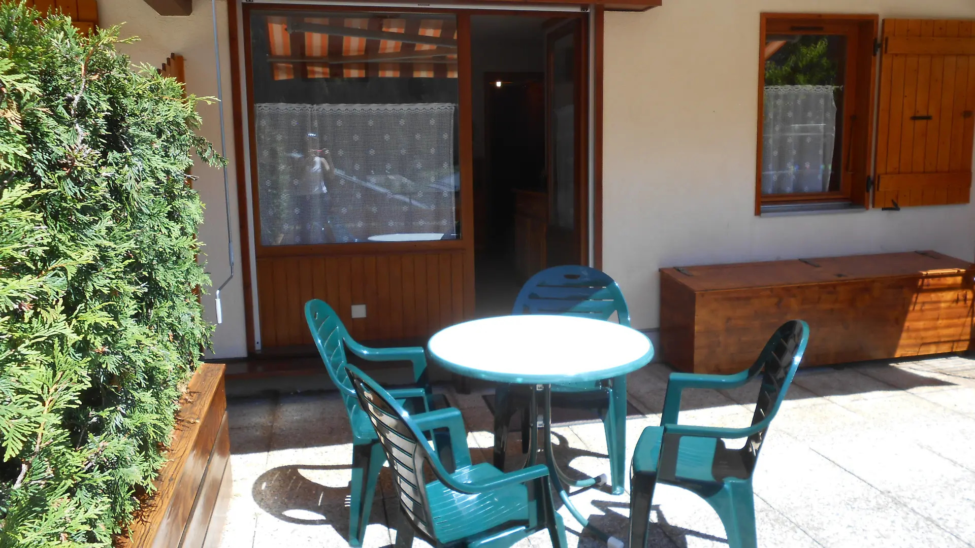 Terrasse avce salon de jardin/Patio with garden furniture-Cornillon C n°3-Le Grand-Bornand