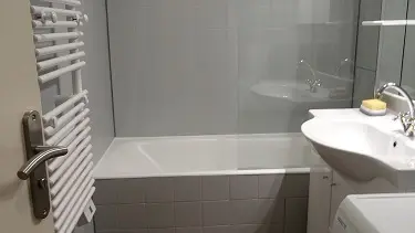 Salle de bains avec lave linge