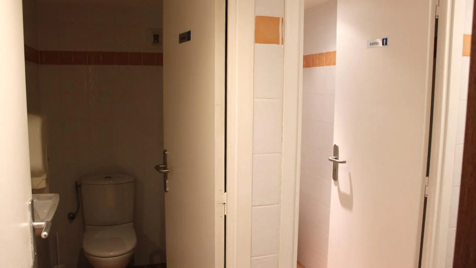 Grange des Tilleuls - Sanitaires - Gîtes de Groupe d'Etape - Roure - Alpes-Maritimes