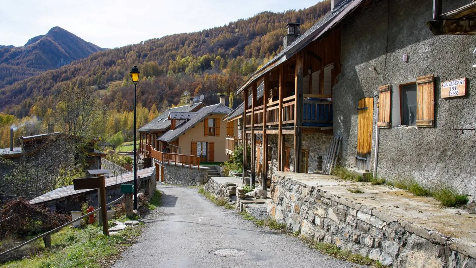 Le hameau des Gourniers à l'automne