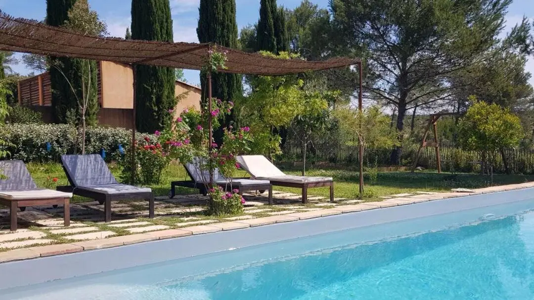 La piscine avec sa petite plage