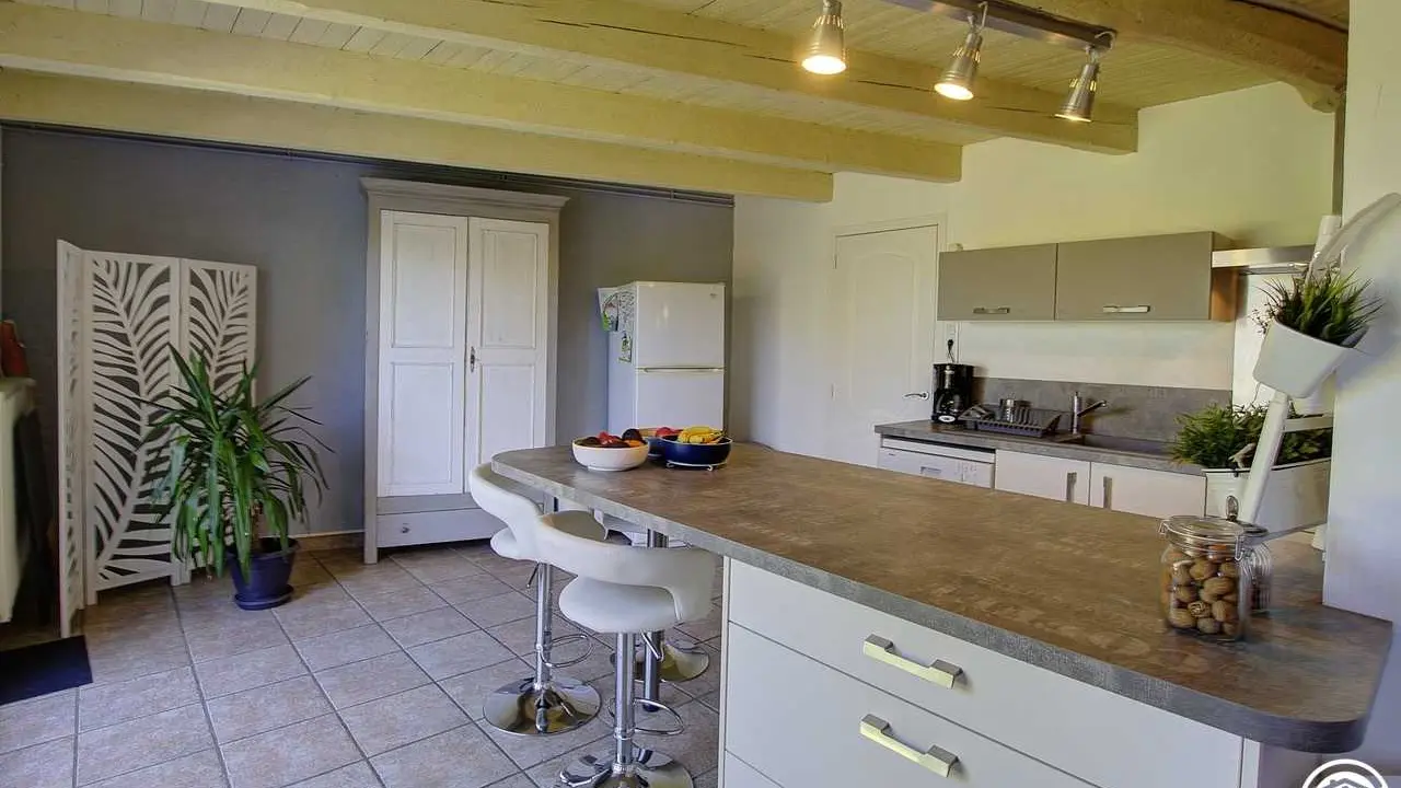 pour l'accès au garage, coin buanderie et 2ème frigo congélateur, c'est la porte au fond de la cuisine