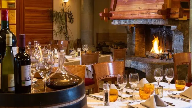 Salle de restaurant avec cheminée