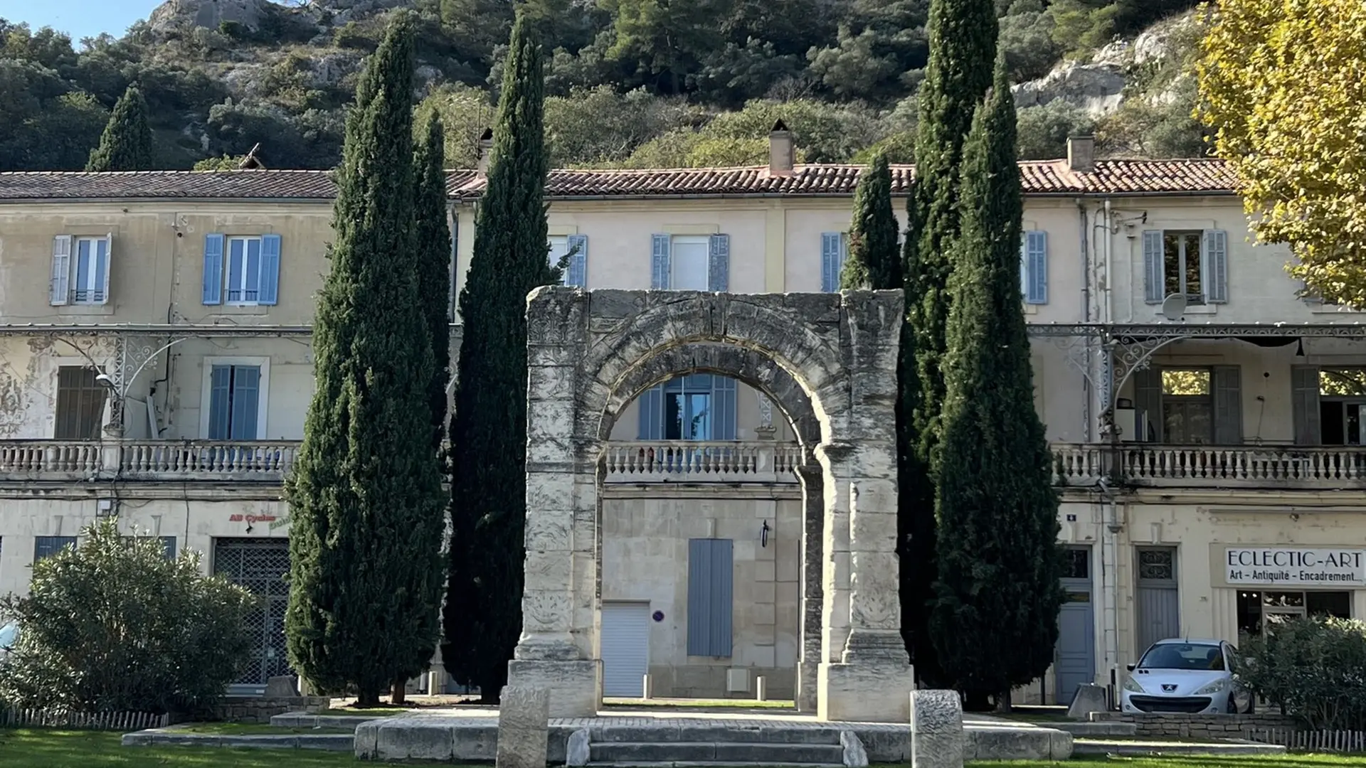 Arc roman et colline Saint-Jacques