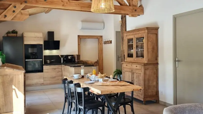 Séjour avec cuisine ouverte sur la salle à manger et le salon.