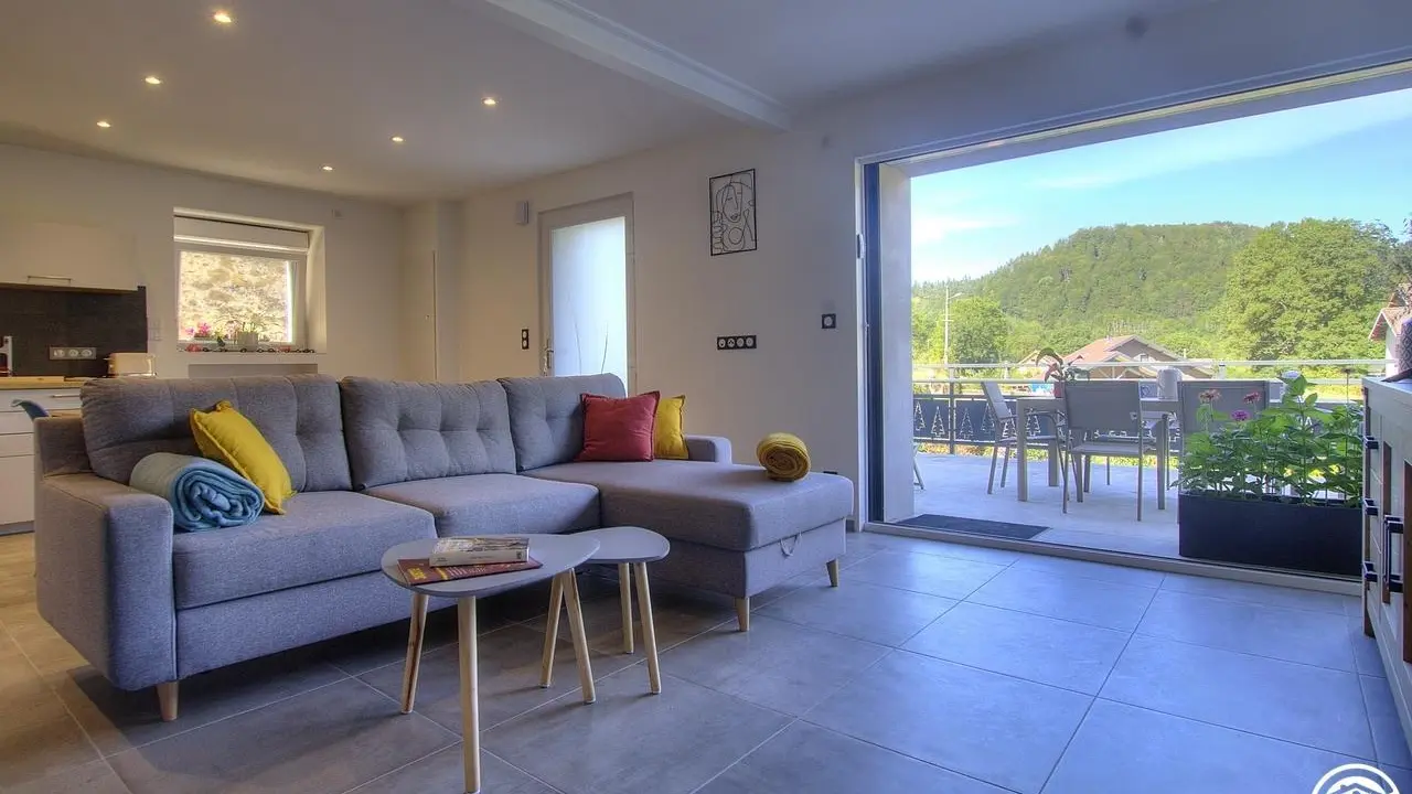 Une grande baie à galandage pour un accès direct sur la grande terrasse de 40 m².