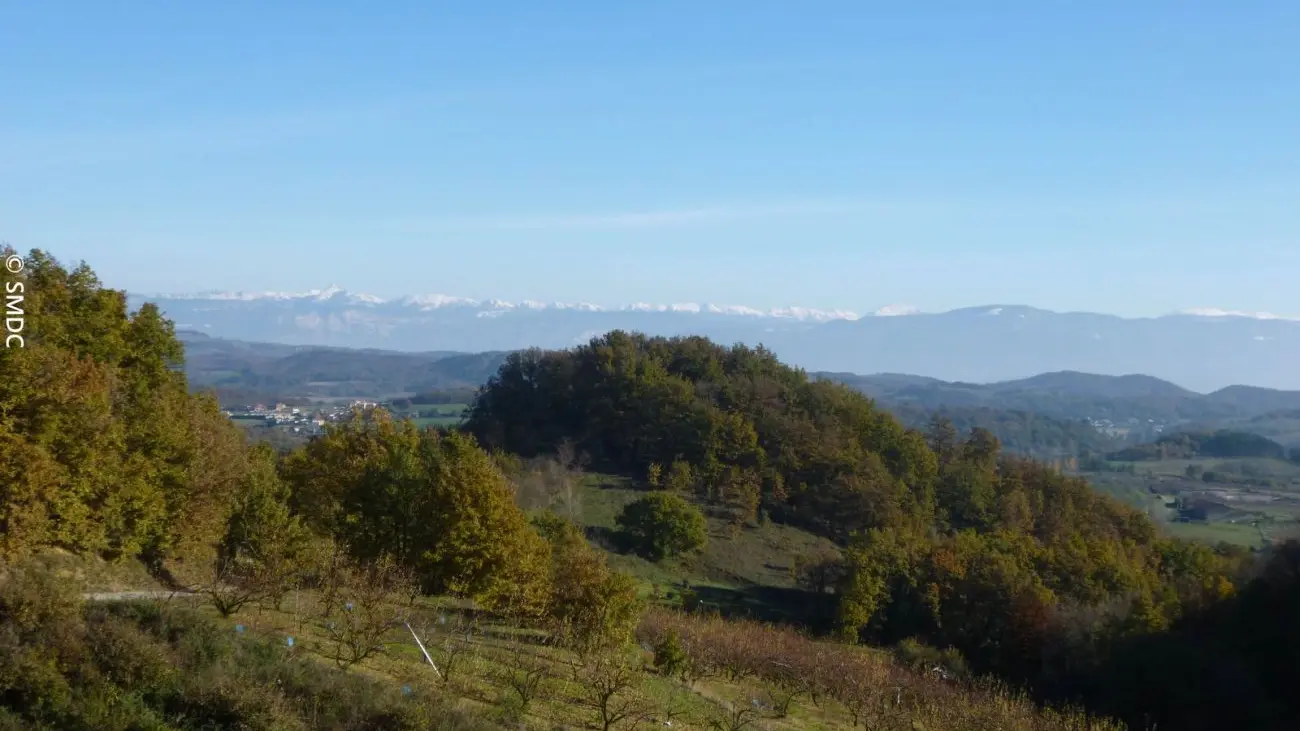 Par les croix bleue et rouge