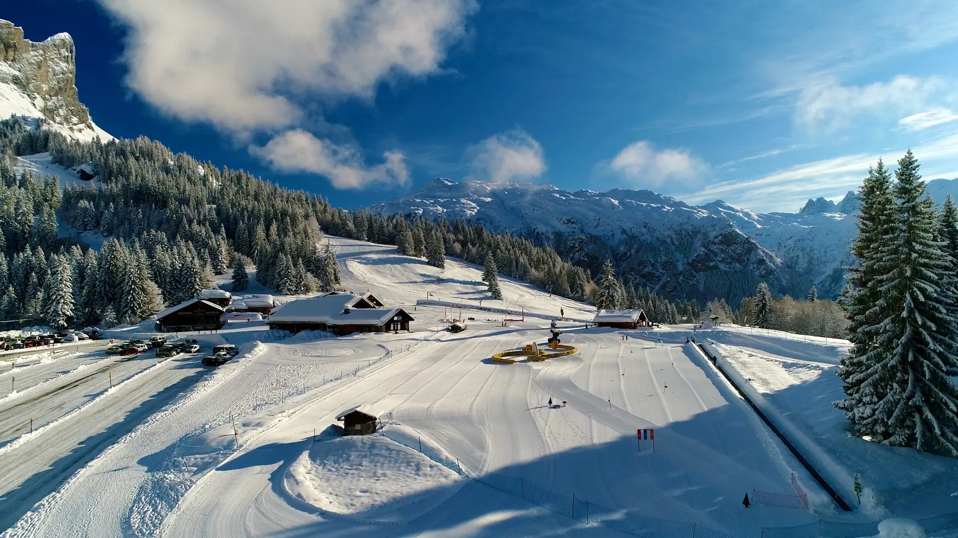 Vue drone de la station - front de neige
