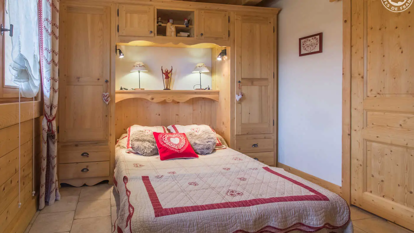 Chambre avec TV et une salle d'eau privative