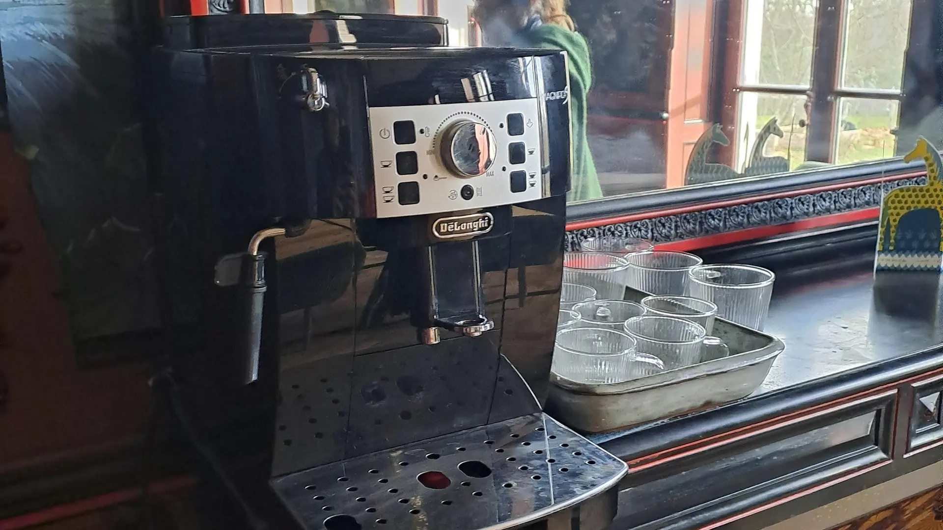 L'équipement café sur le manteau d'une cheminée