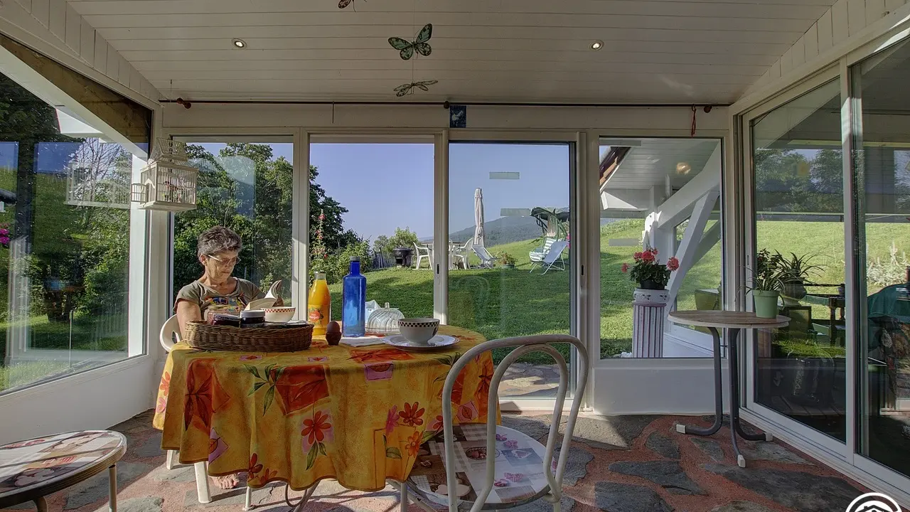 Une véranda pour prendre le petit déjeuner, ou se poser...