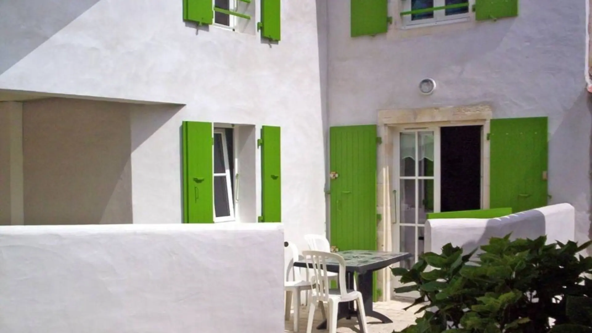 Entrance to the courtyard