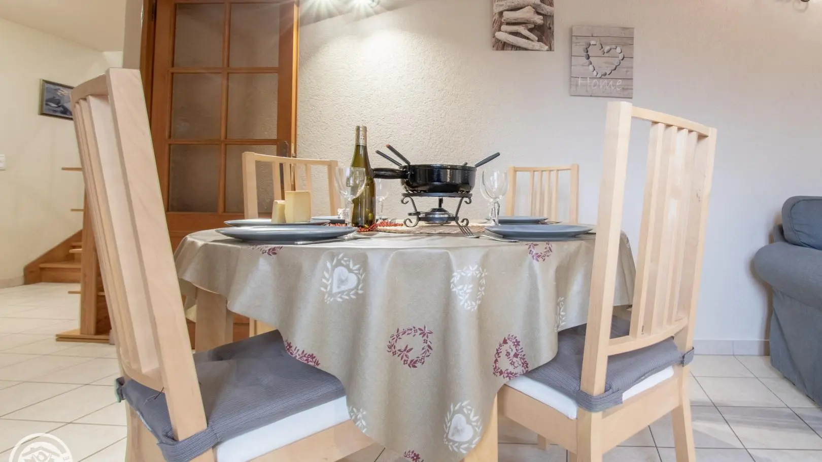 Réchaud à fondue et appareil à raclette à disposition.