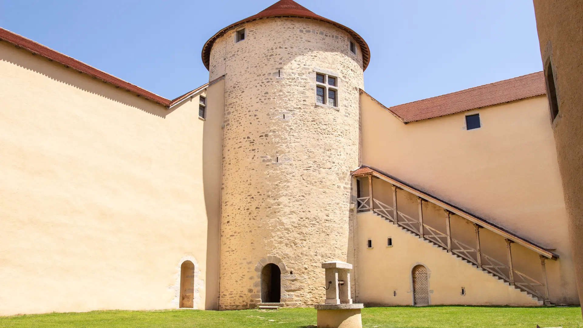 Cour intérieur château des Allymes Ambérieu-en-Bugey