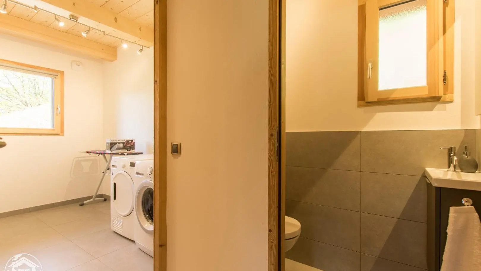 wc, buanderie avec lave et sèche-linge