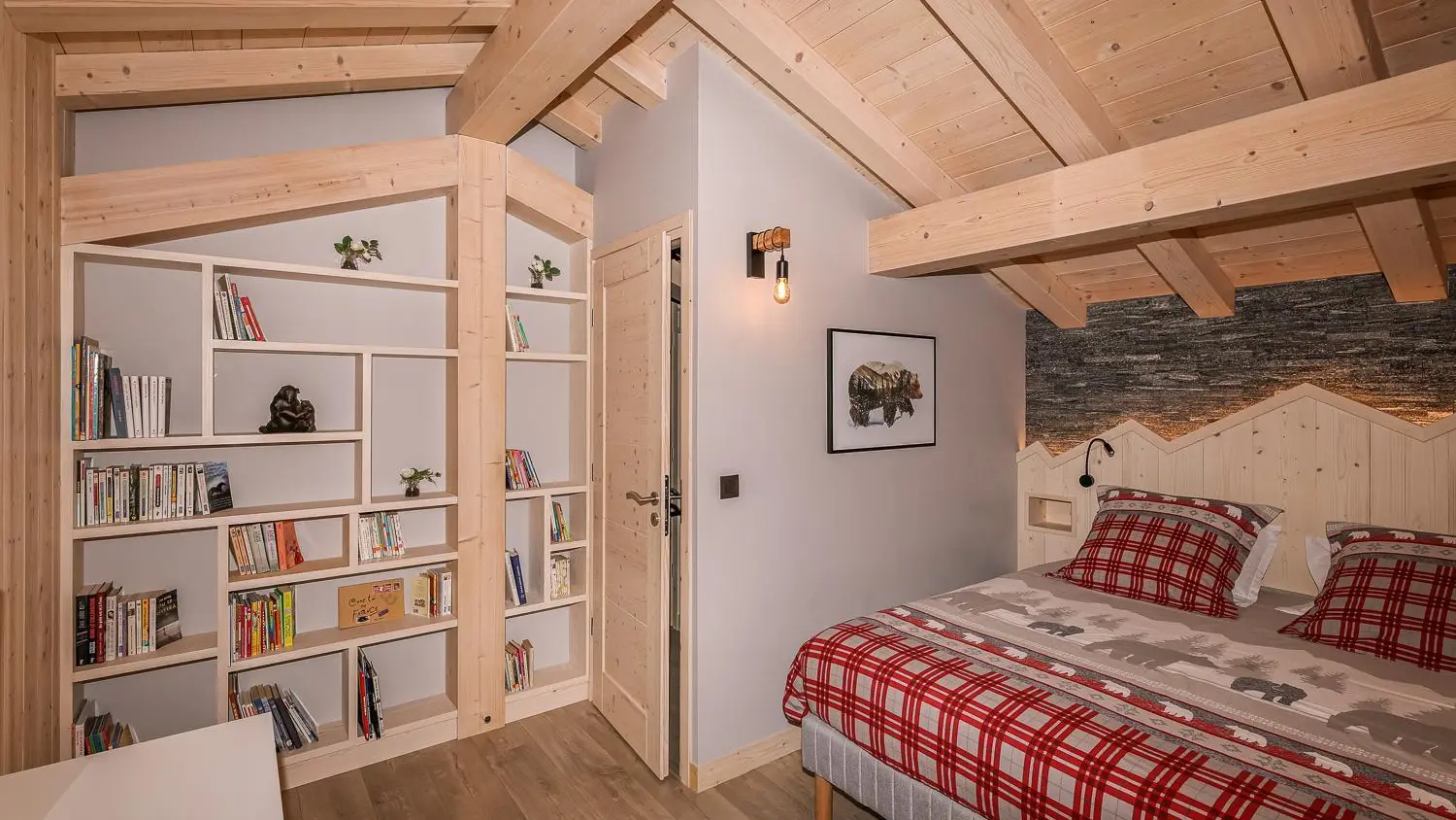 2ème chambre de l'étage avec sa bibliothèque