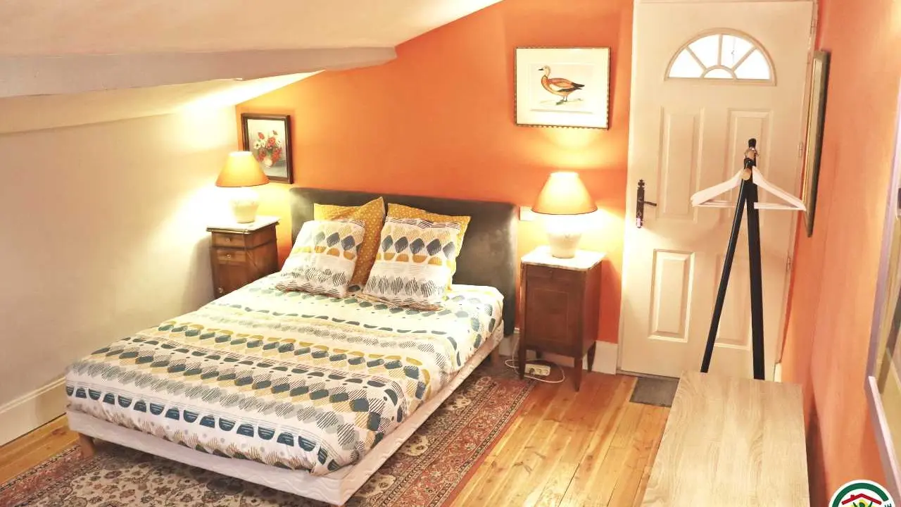 Chambre climatisée ARDECHE : lit queen size 160x200cm (1er étage)