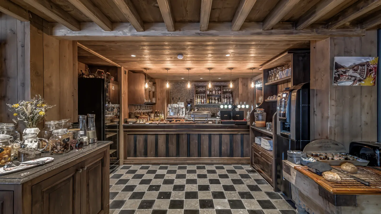 Comptoir de bar de la salle du restaurant_Hôtel Le Val d'Isère
