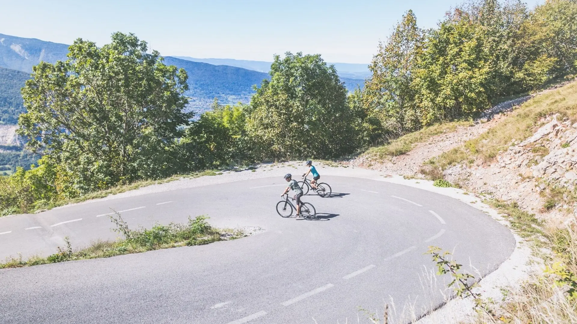 deux cyclistes dans un virage col