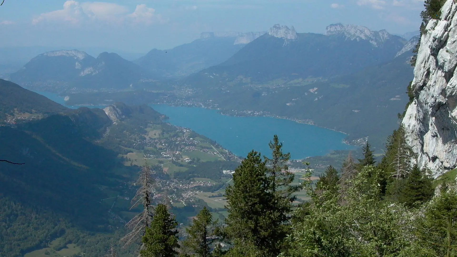 Vue de l'alpage sur le lac d'Annecy