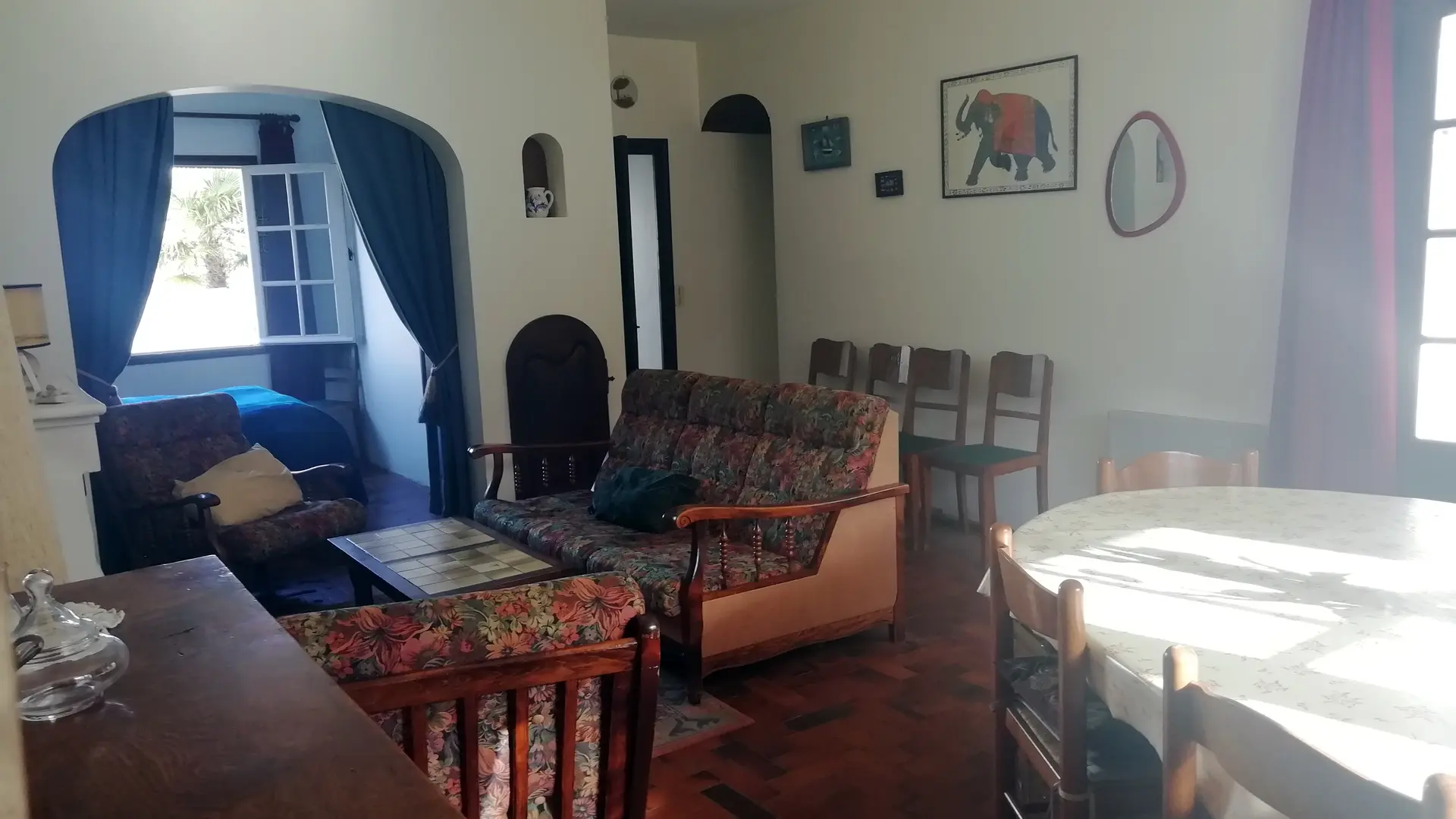 Salon salle à manger avec vue sur la chambre en alcôve