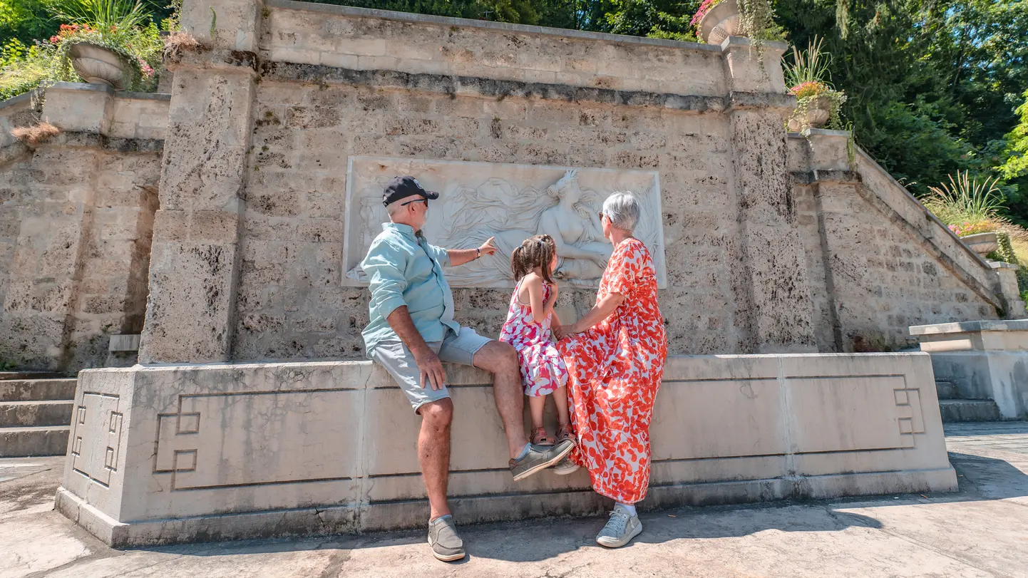 Une famille devant la fontaine de la déesse Hygie.