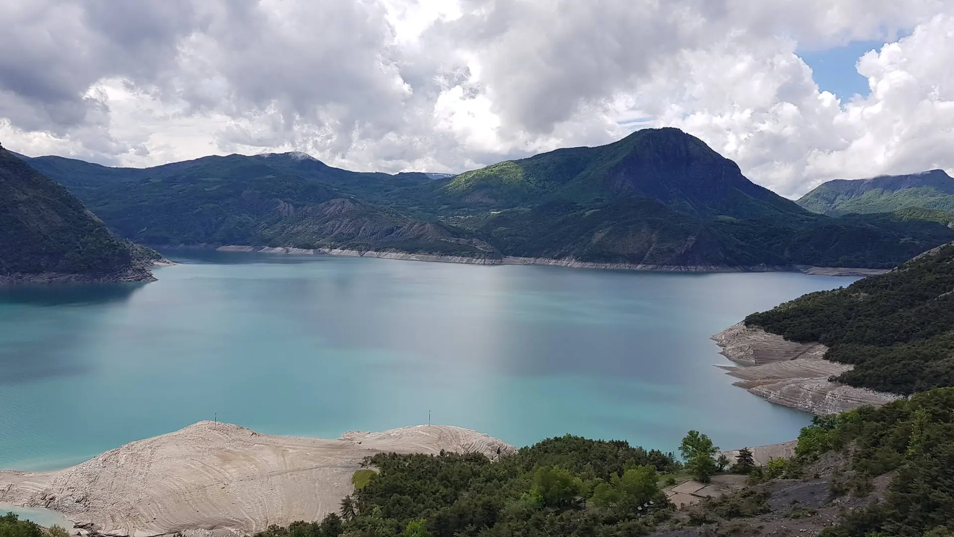 Lac de Serre-Ponçon vers la vallée de l'Ubaye