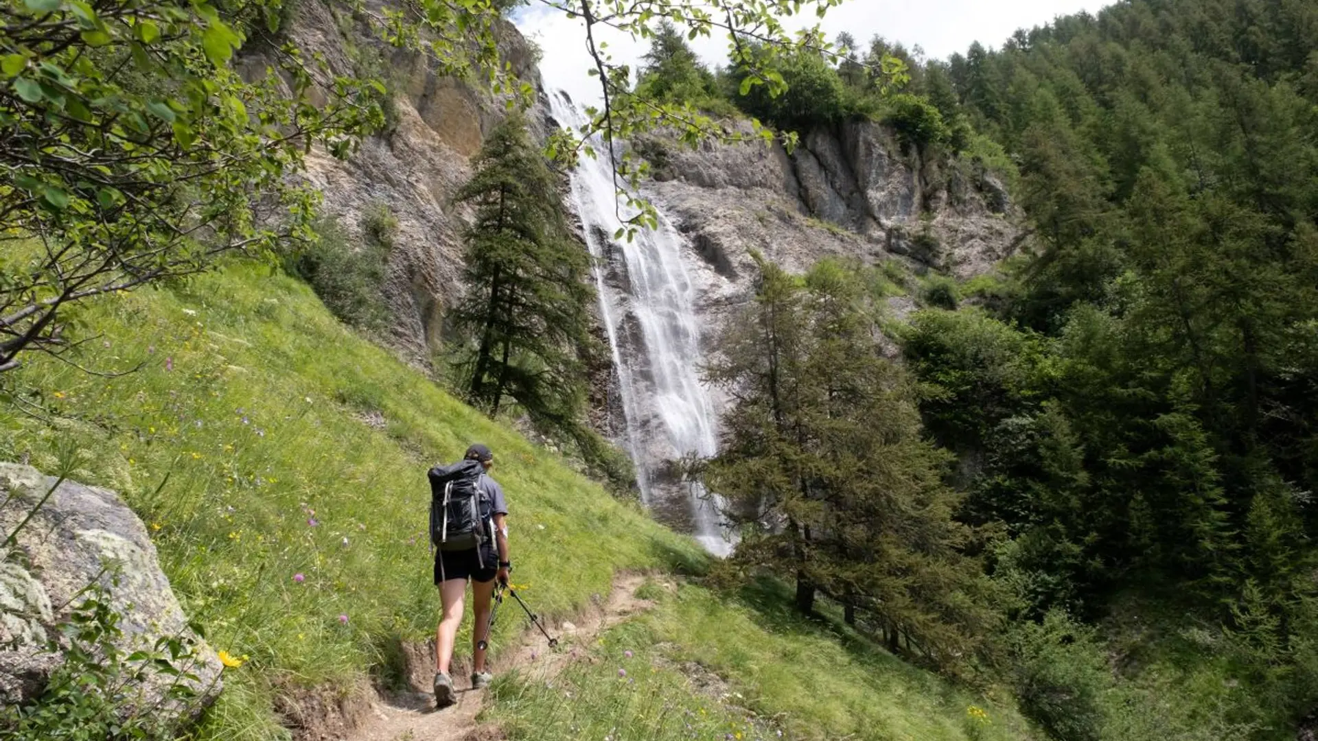 Sentier d'accès à la cascade de la Pissarotte aux Gourniers