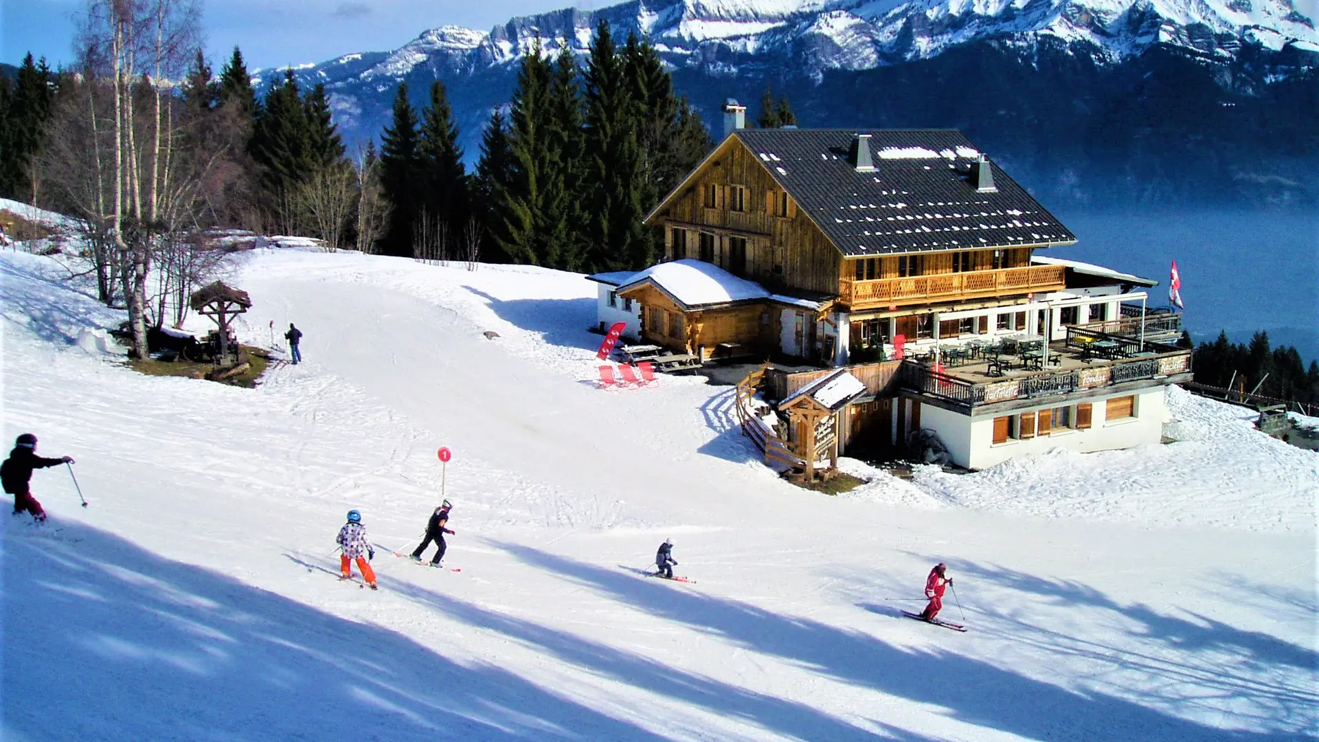 piste de ski avec chalet